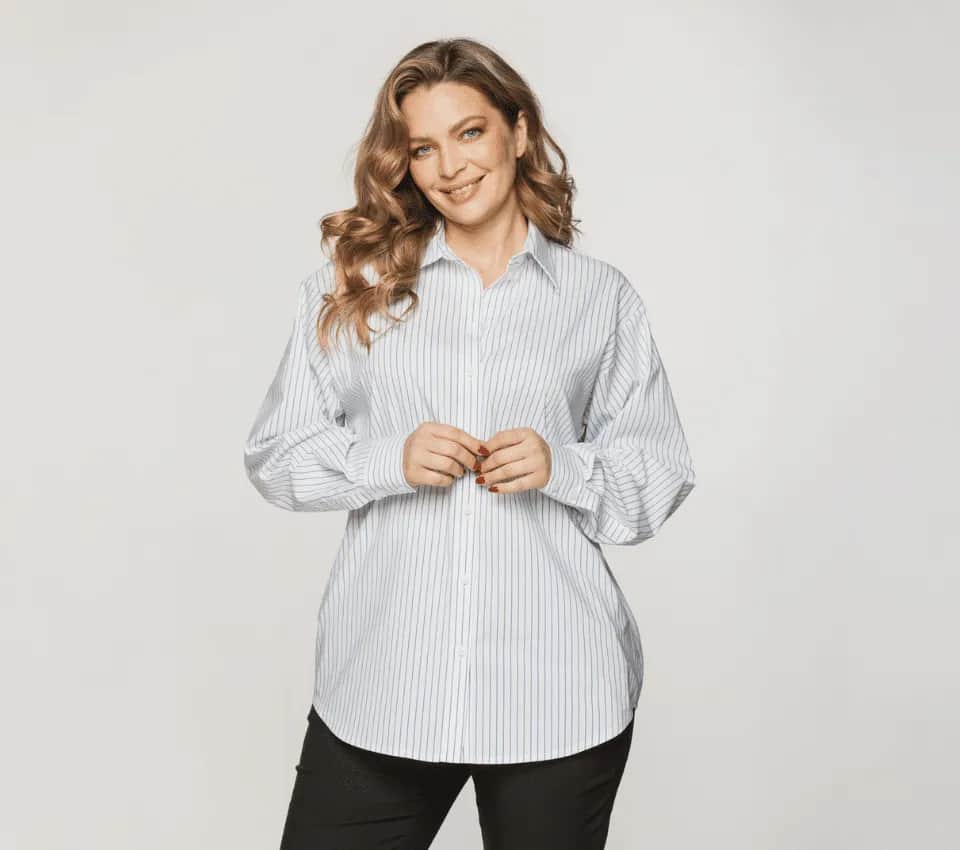 Co założyć na koszulę? Porady stylistki na każdą okazję