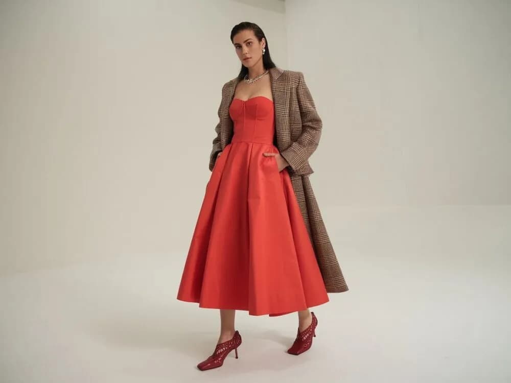 Czerwona sukienka: Jakie buty? Kompletny poradnik ekspertki