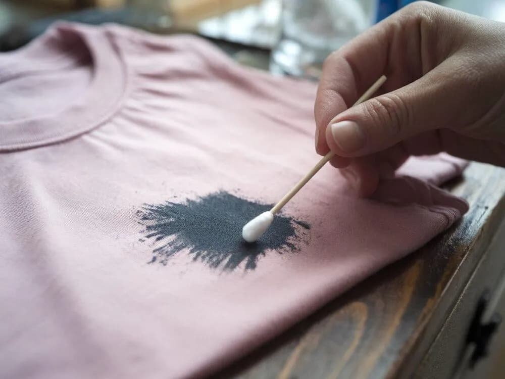 Jak usunąć plamę z długopisu z bluzy? Sprawdzone metody!