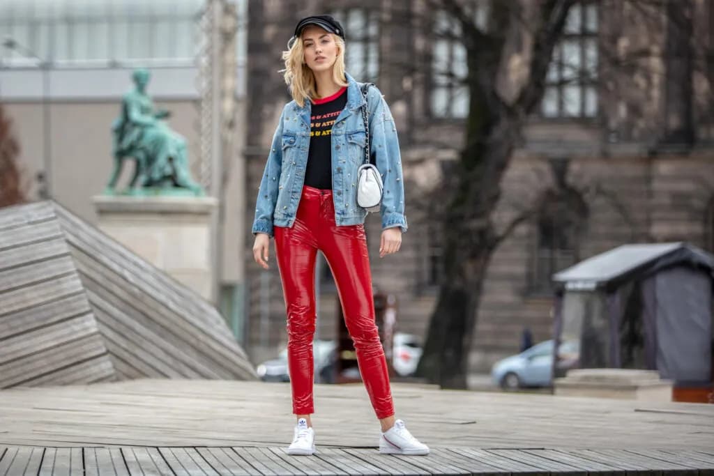 Czerwone spodnie: Z czym łączyć? Modne stylizacje na każdą okazję