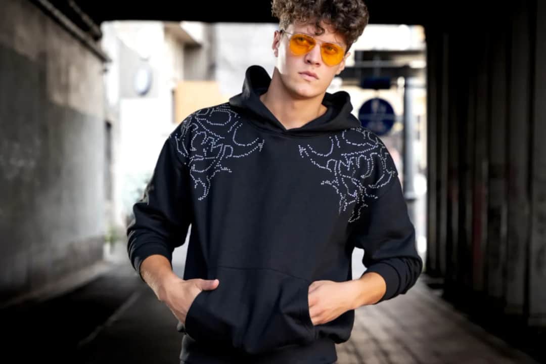 Bluza jak sukienka: Jak nosić stylowo i uniknąć wpadek?