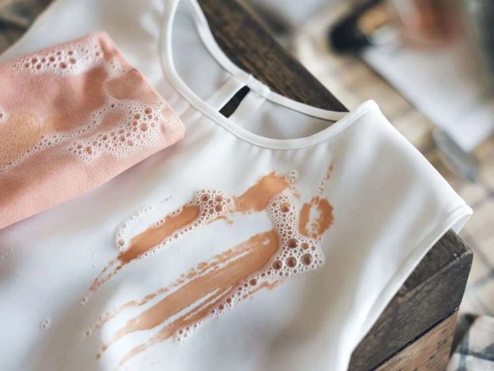 Usuwanie plam z białej bluzki: Sprawdzone metody na każdy brud