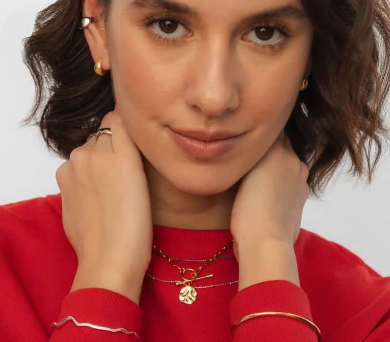 Jak dobrać biżuterię do czerwonej sukienki? Porady stylistki