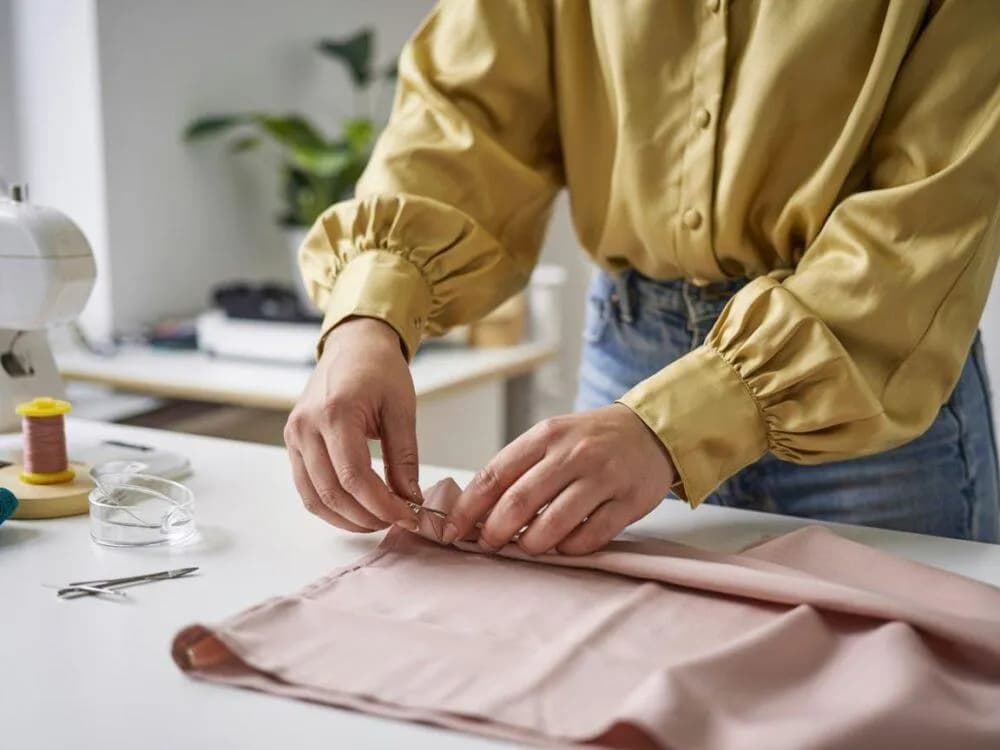 Uratuj ulubioną bluzkę! Poszerzenie na plecach: DIY krok po kroku