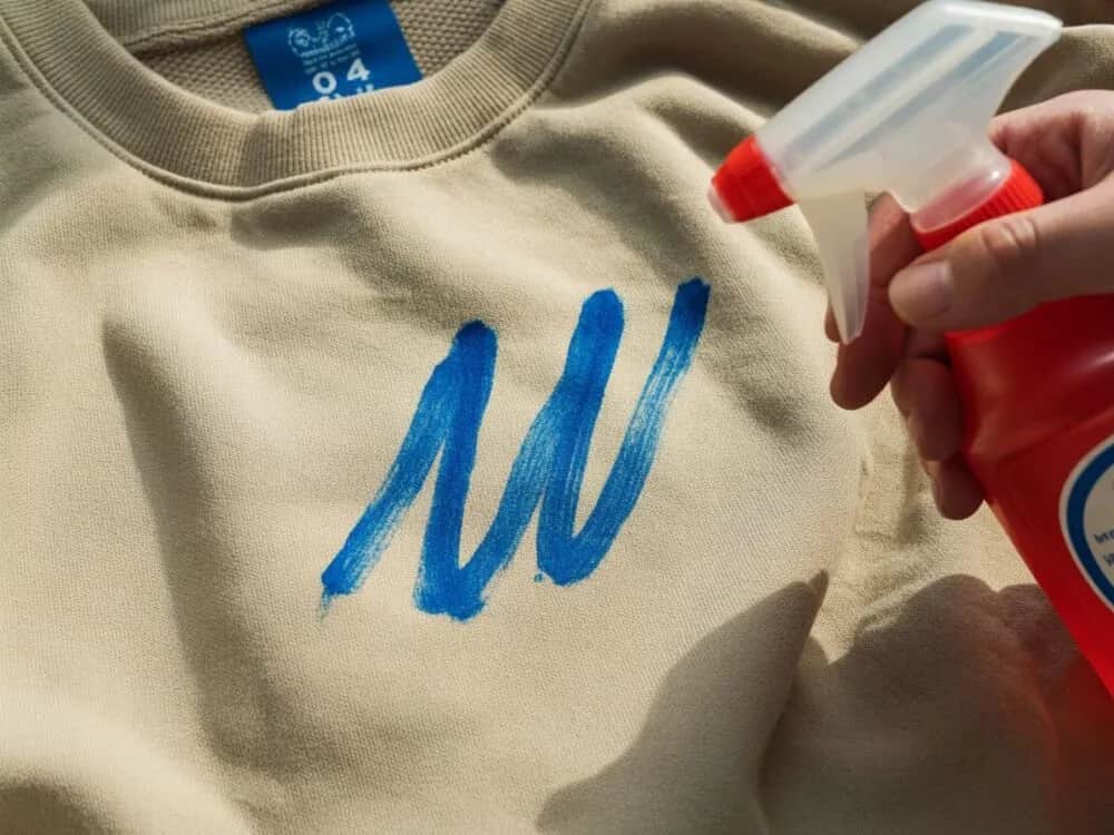 Jak zmyć tusz z bluzy? Uniknij błędów, uratuj ubranie!