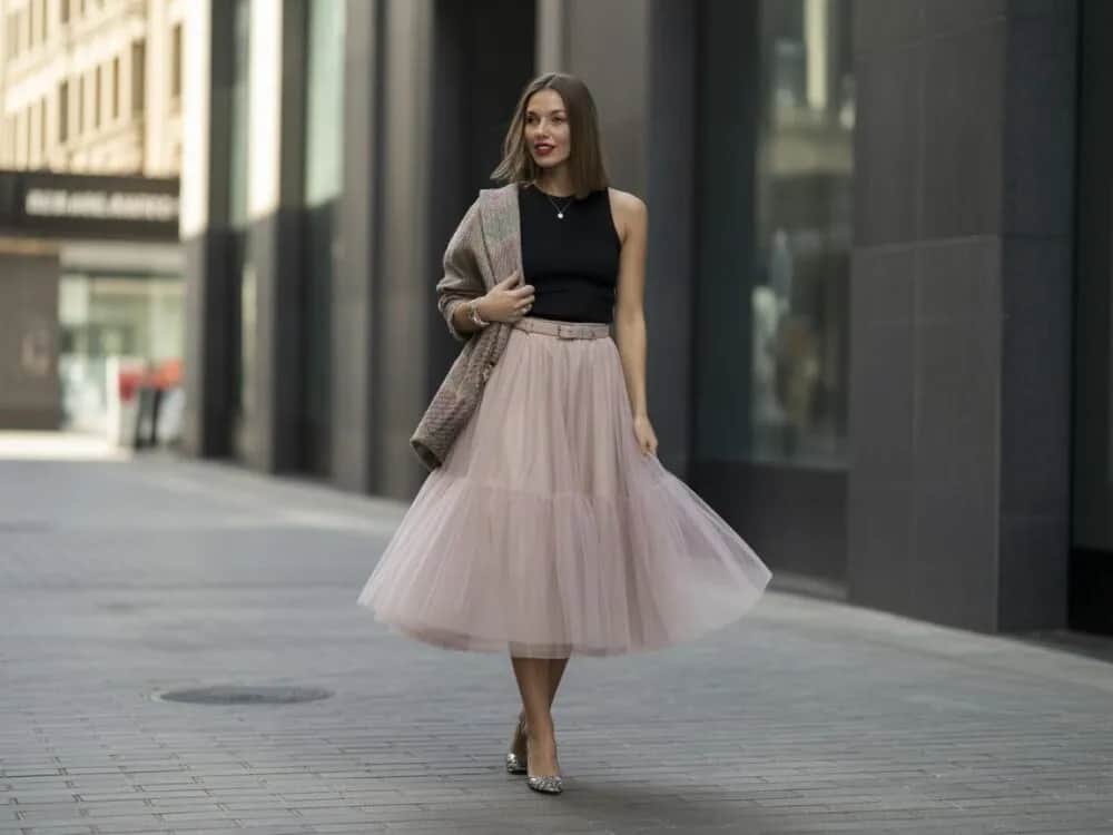 Tiulowa spódnica: Z czym nosić? Bluzki i swetry na każdą okazję