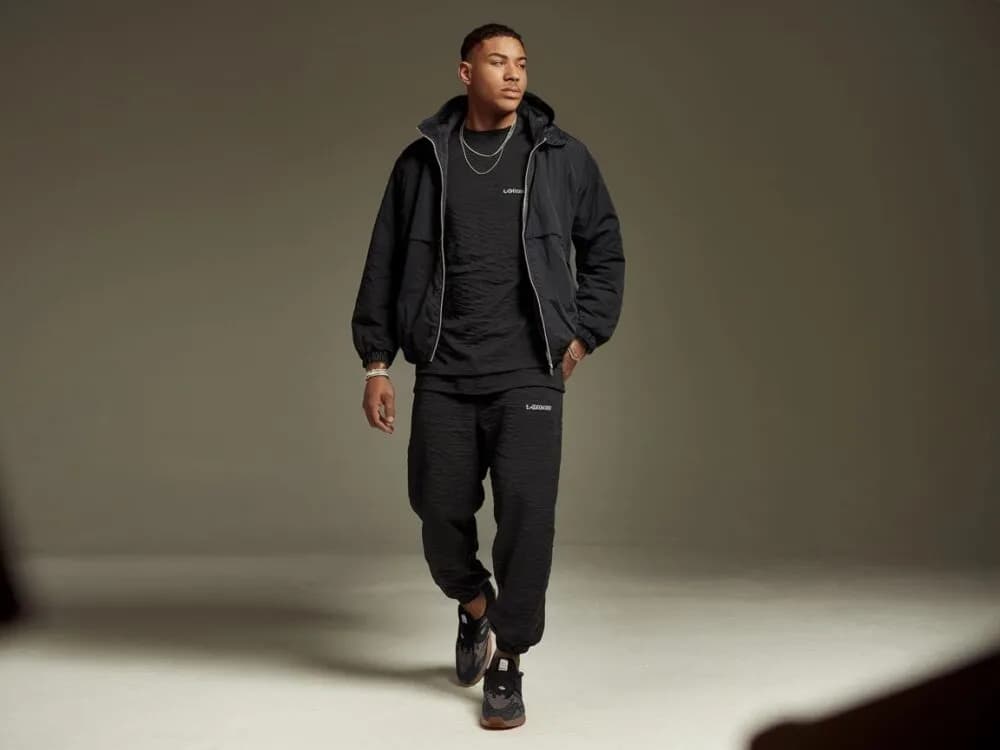 Czarna bluza i spodnie: Jak stworzyć modny look na każdą okazję?