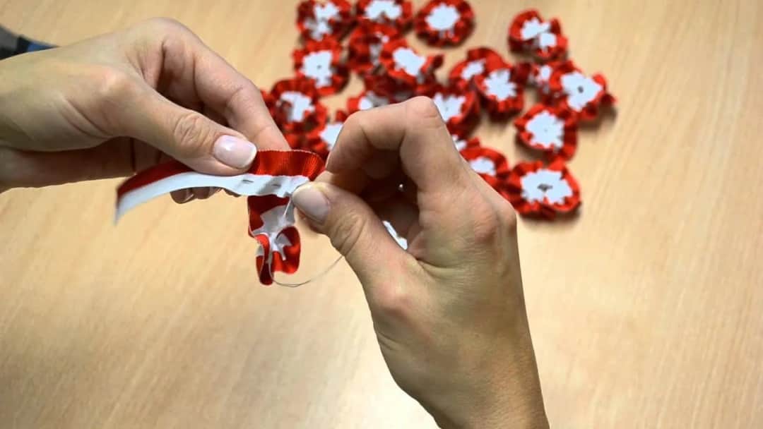 Kotylion na bluzce: Jak przypiąć bez dziur i opadania?