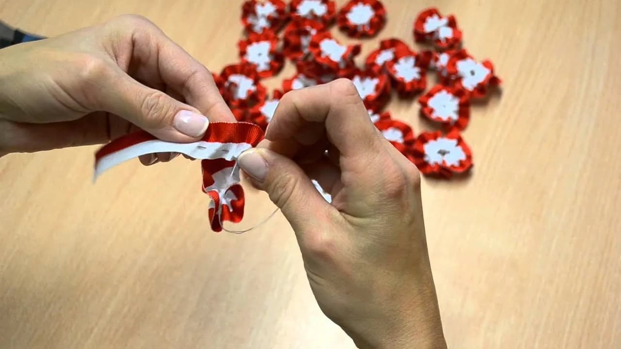 Kotylion na bluzce: Jak przypiąć bez dziur i opadania?