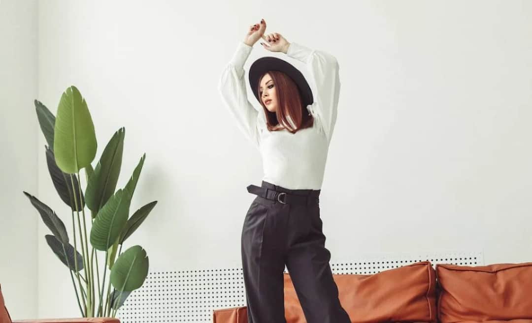 Idealne spodnie do czarnej bluzki: Fasony, kolory, okazje