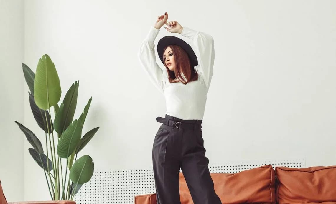 Idealne spodnie do czarnej bluzki: Fasony, kolory, okazje