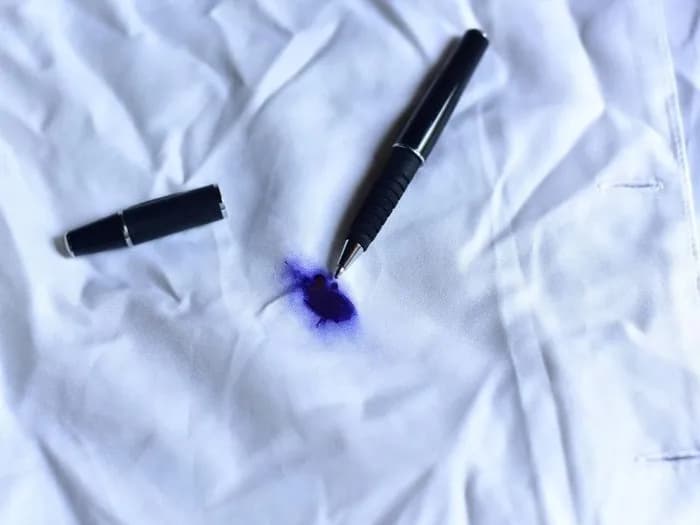Jak zmyć długopis z bluzki? Skuteczne sposoby na każdą plamę!
