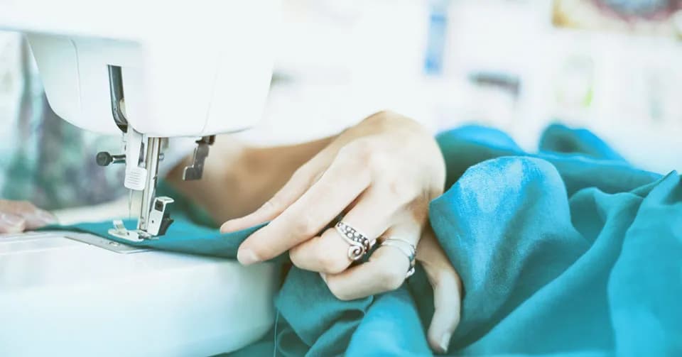 Ile kosztuje uszycie bluzy w szwalni? Pełna kalkulacja krok po kroku